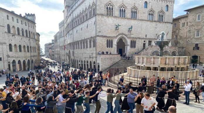 I giovani con i frati francescani in piazza IV Novembre intorno alla Fonta aMaggiore, sullo sfondo Palazzo dei Priori