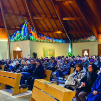 I partecipanti all'assemblea diocesana seduti nelle panche all'interno della chiesa