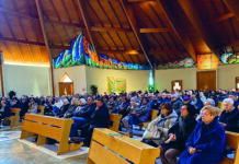 I partecipanti all'assemblea diocesana seduti nelle panche all'interno della chiesa