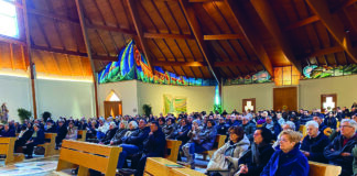 I partecipanti all'assemblea diocesana seduti nelle panche all'interno della chiesa