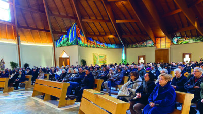 I partecipanti all'assemblea diocesana seduti nelle panche all'interno della chiesa