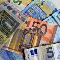 In primo piano banconote da 5, 20 e 50 euro