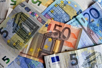 In primo piano banconote da 5, 20 e 50 euro