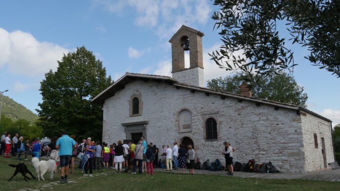 gente sul parto davanti alla chiesa di Santa Maria della Vittorina a Gubbio